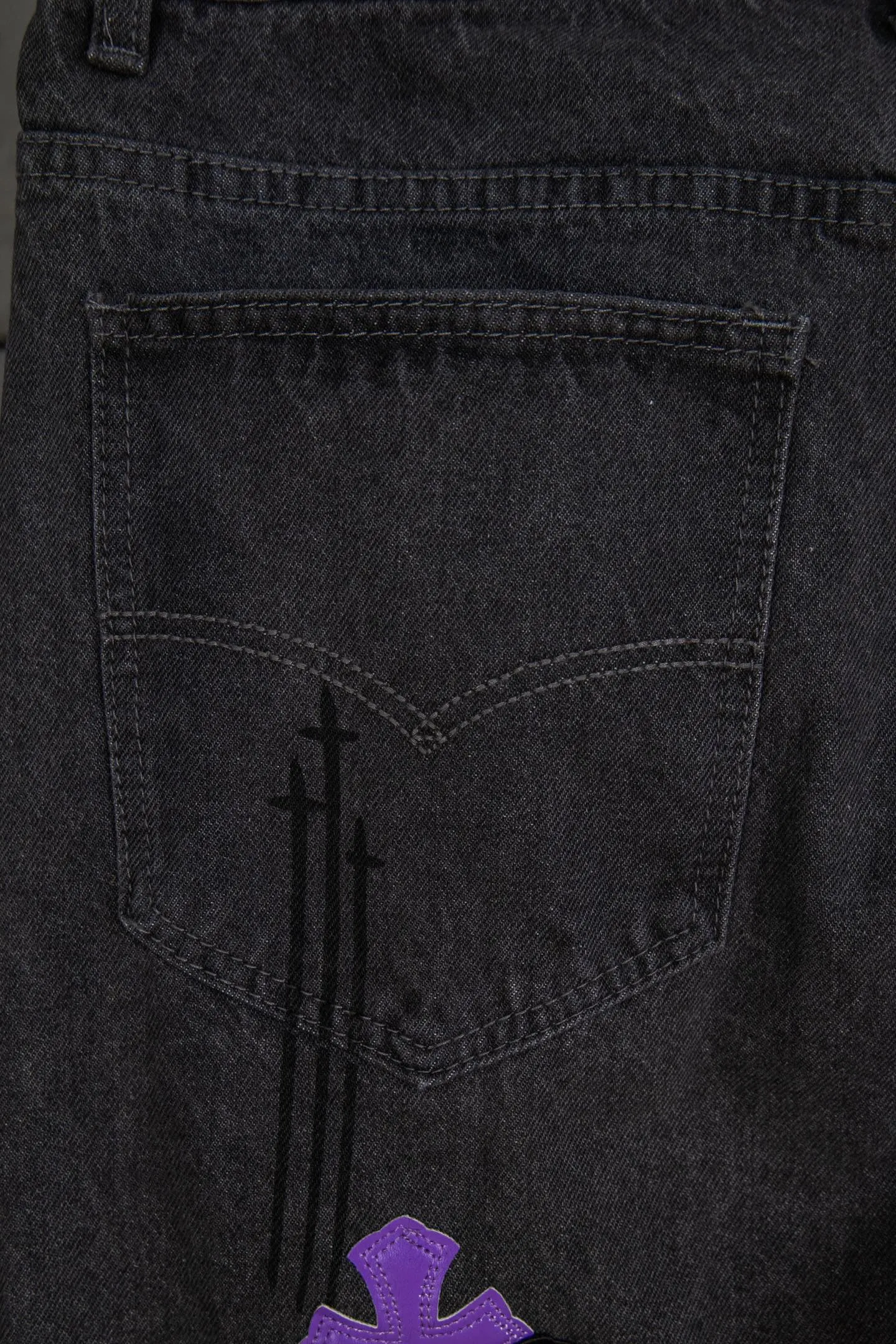 P260 Chrome Hearts Chrome Hearts 24SS official website limited edition purple cow spray-painted graffiti leather jeans!  🛍️As an Online limited edition, it attracted a lot of attention as soon as it debuted. The black and purple cross-stitched leather design brings a cool and mysterious atmosphere, and every stitching shows a unique taste. The limited edition graffiti spray painting is casual and bold, just like wearing street art on your body, and you will never miss it when walking on the road.  Straight and loose fit, suitable for various body shapes, casual and cool online. Genderless design, both boys and girls can easily control it, easily create a super trendy feeling, and directly maximize the fashion expression!  Black and gray color 🔘, low-key but hidden edge, perfect for versatility, whether paired with a simple white T-shirt or a personalized printed top, it can make you the focus of the street.  Size covers M-XXL (corresponding to sizes 30-36)